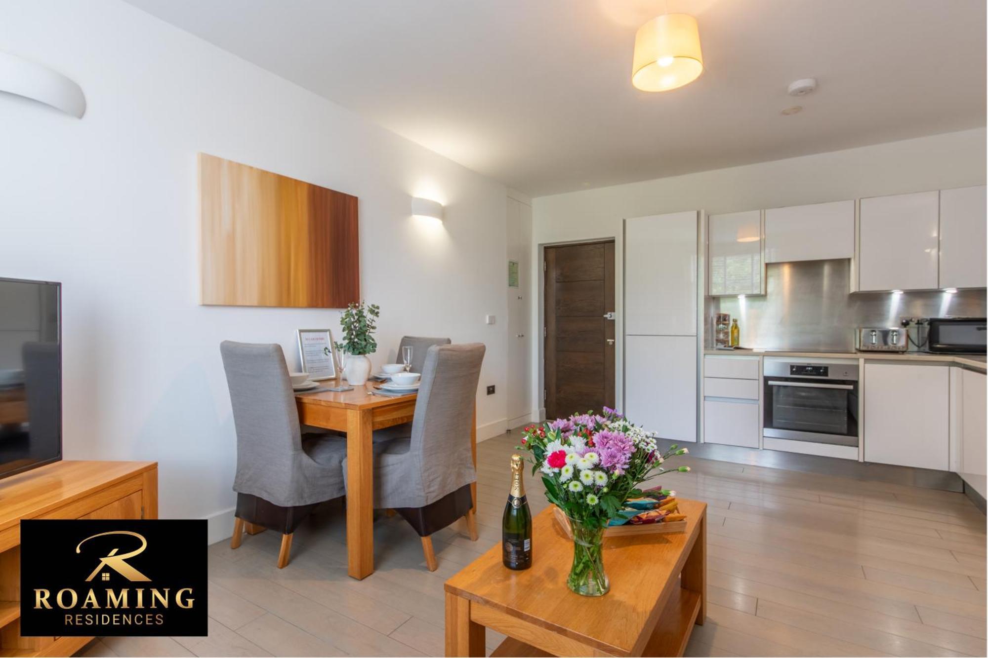Sleeps 6 - - Free Secure Parking - 2 Bath Appartement