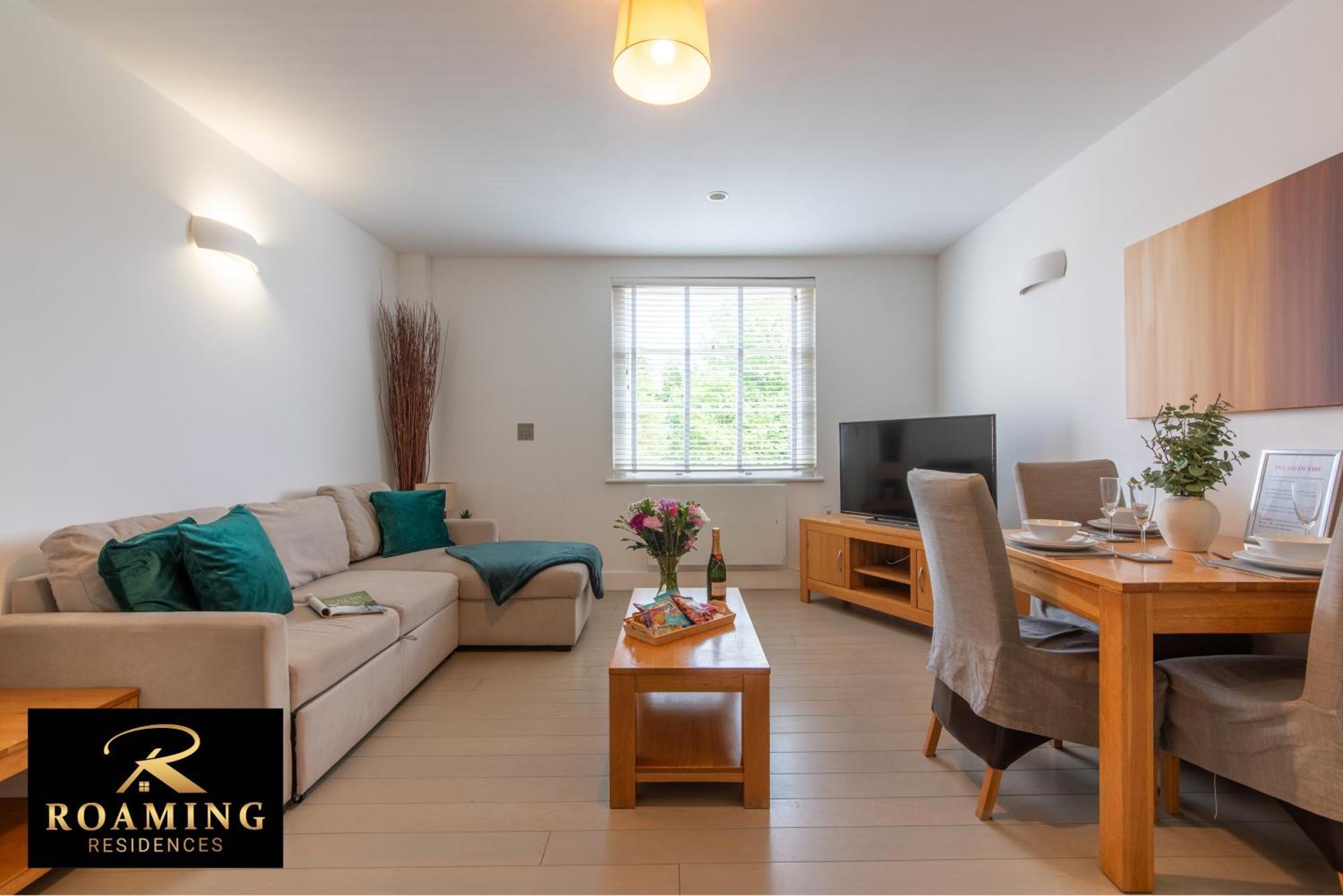 Sleeps 6 - - Free Secure Parking - 2 Bath Appartement *