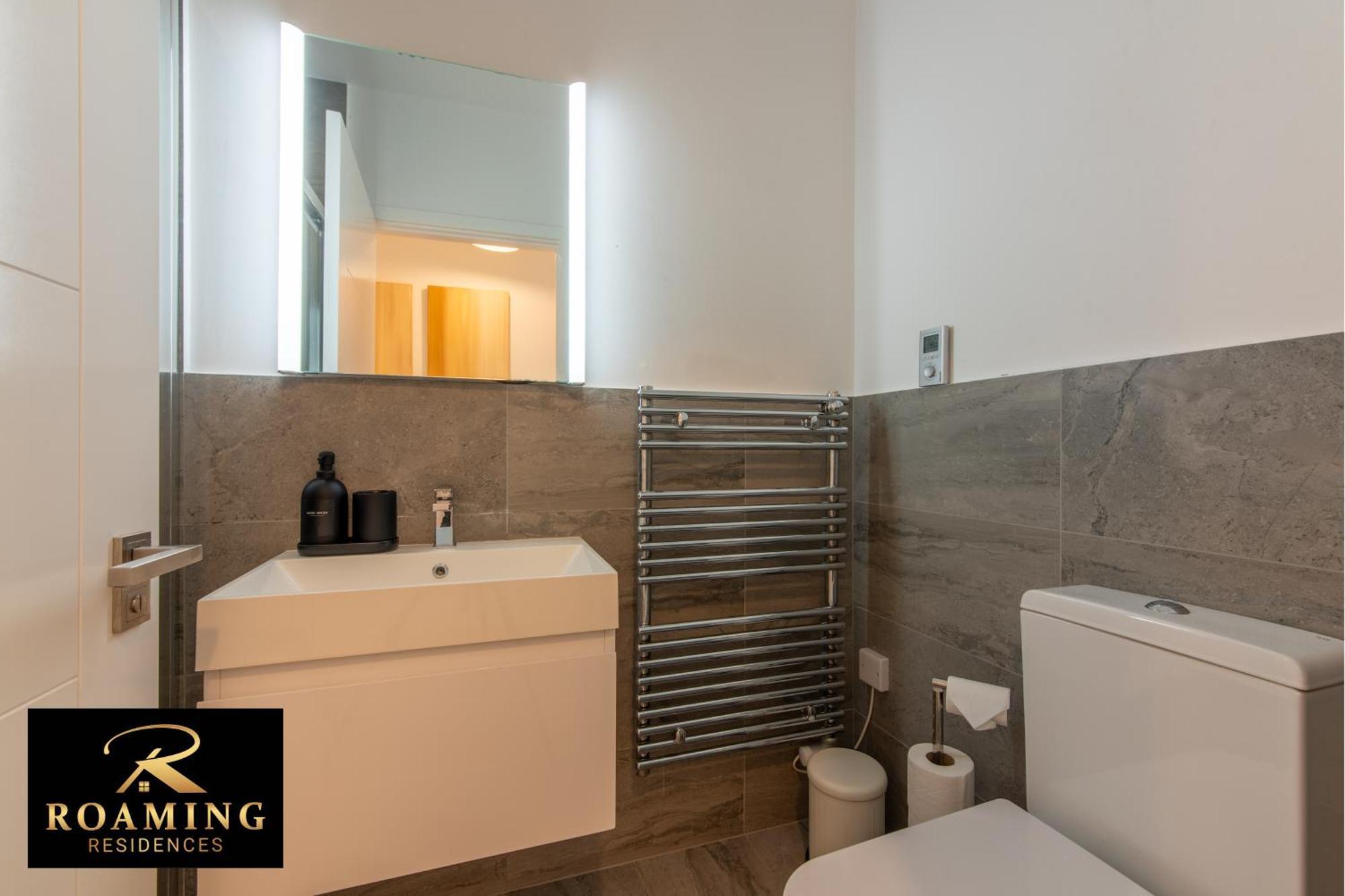 Sleeps 6 - - Free Secure Parking - 2 Bath Appartement